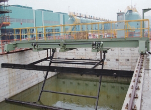 橋式刮(gua)油刮(gua)渣機在上海寶(bao)山鋼鐵公司熱軋廠應用(yong)現場